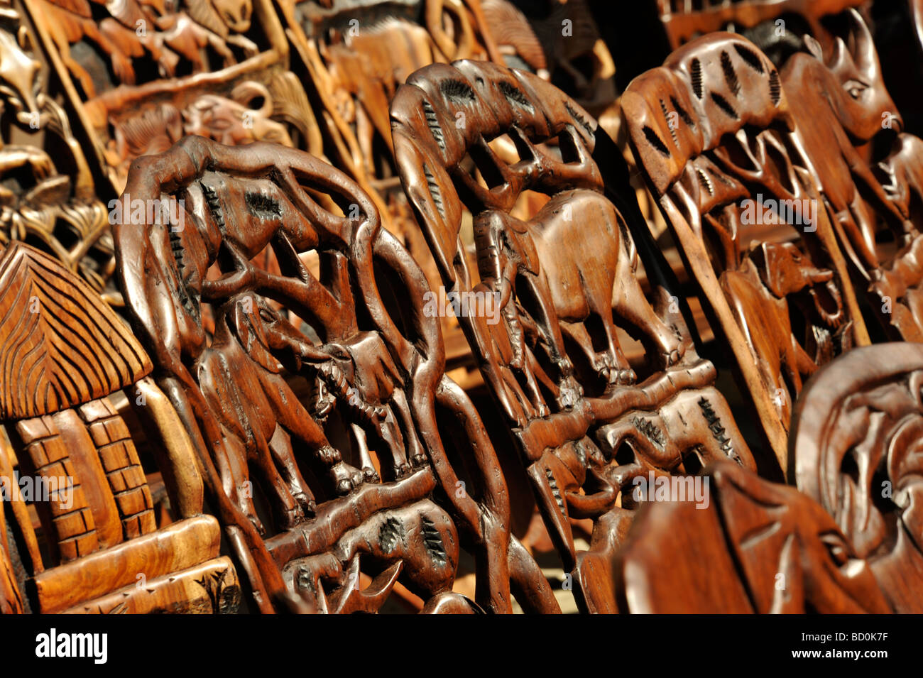 Johannesburg Gauteng, Sud Africa, oggetti di elefante africano, statuine scolpite in legno Sedie, mercato all'aperto, negozi, sfondo Foto Stock