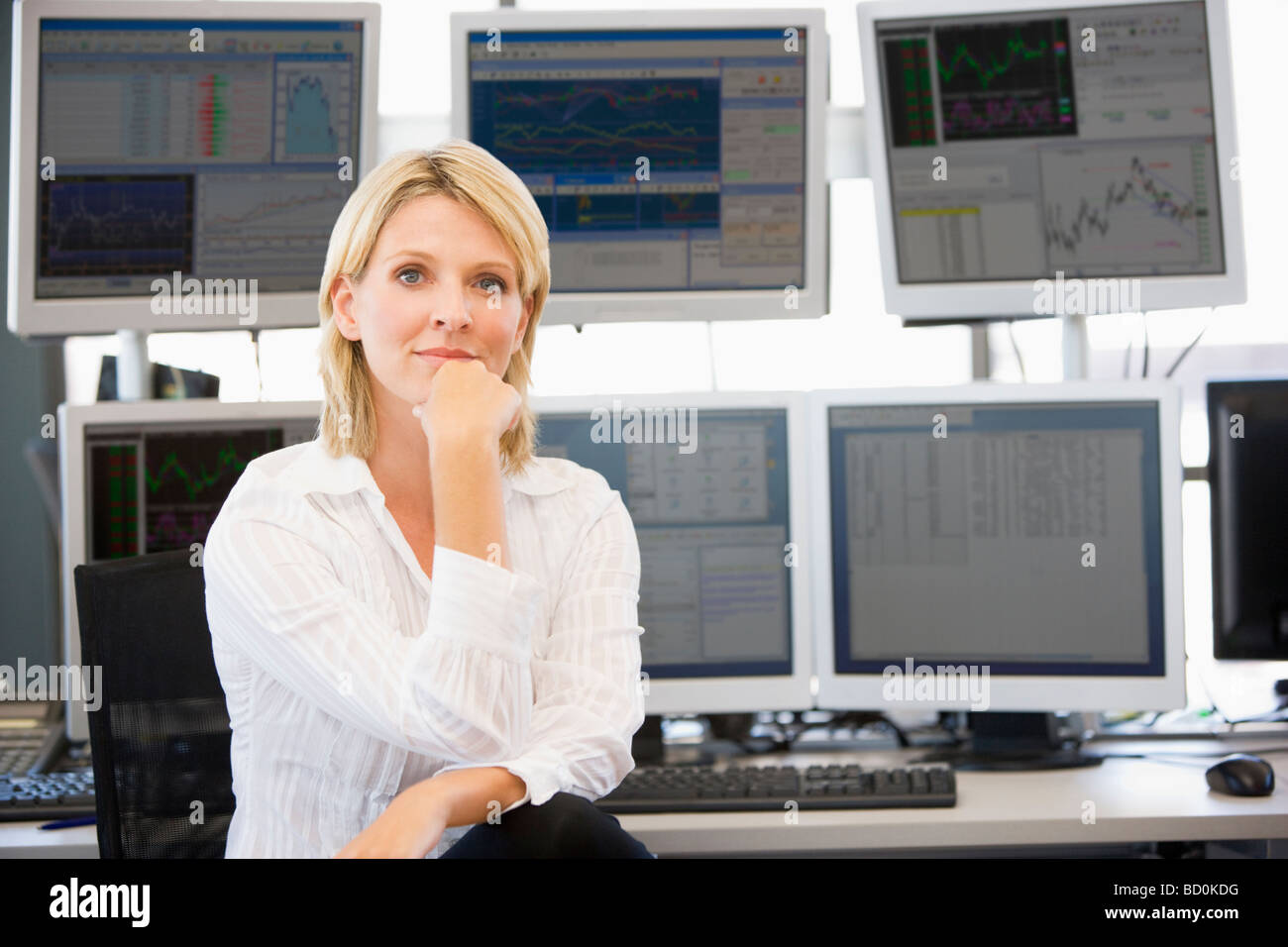 Ritratto di Stock Trader nella parte anteriore del monitor per computer Foto Stock