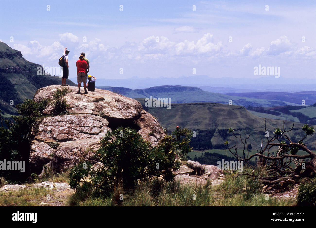 Monks Cowl riserva naturale, KwaZulu-Natal, Sud Africa, bellissimo paesaggio, gruppo di adulti maschi escursionisti in piedi sulla Sfinge, paesaggi africani Foto Stock