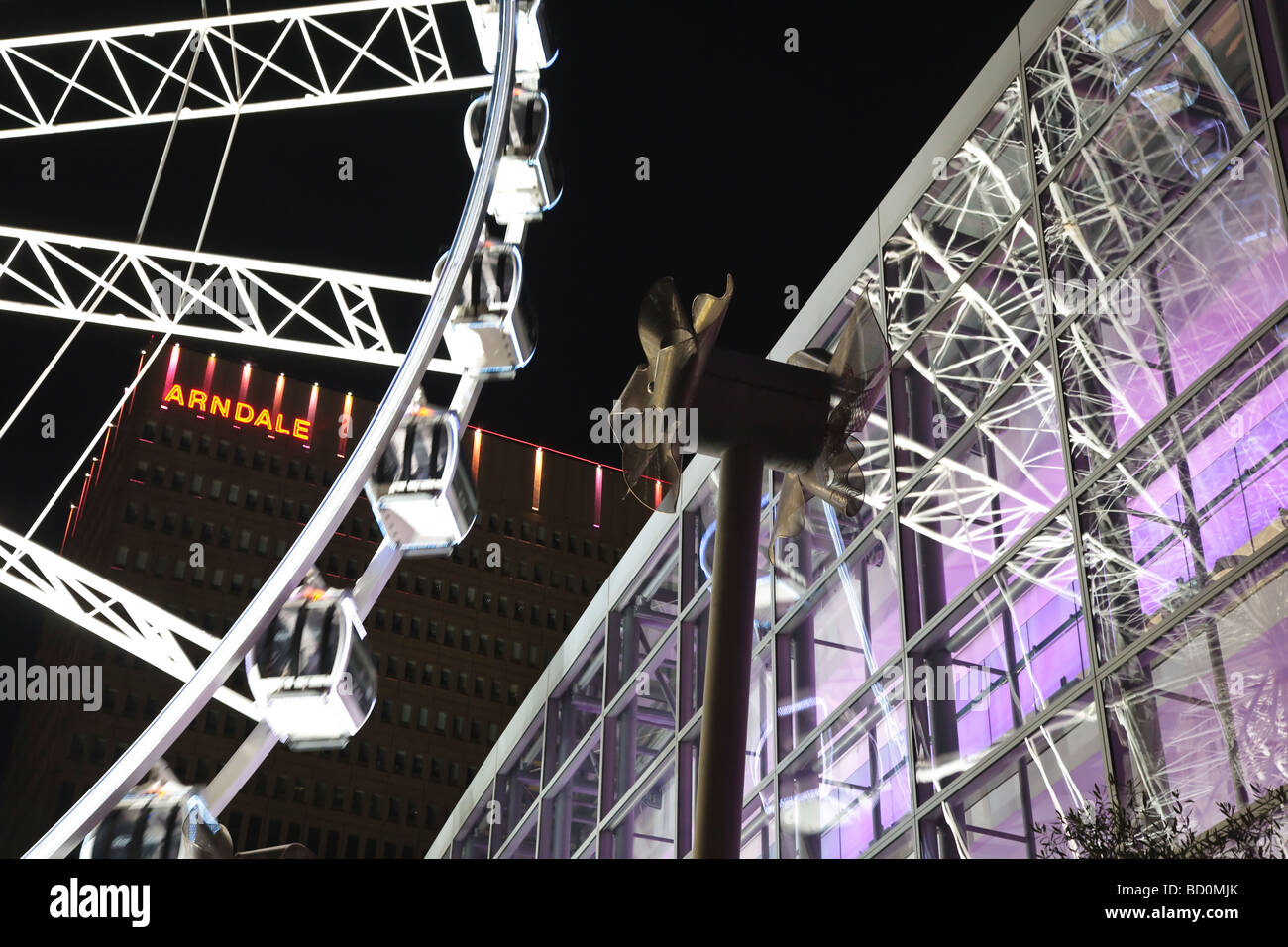 Ruota panoramica Ferris windmill Exchange Square Manchester Inghilterra England Regno Unito di notte Foto Stock