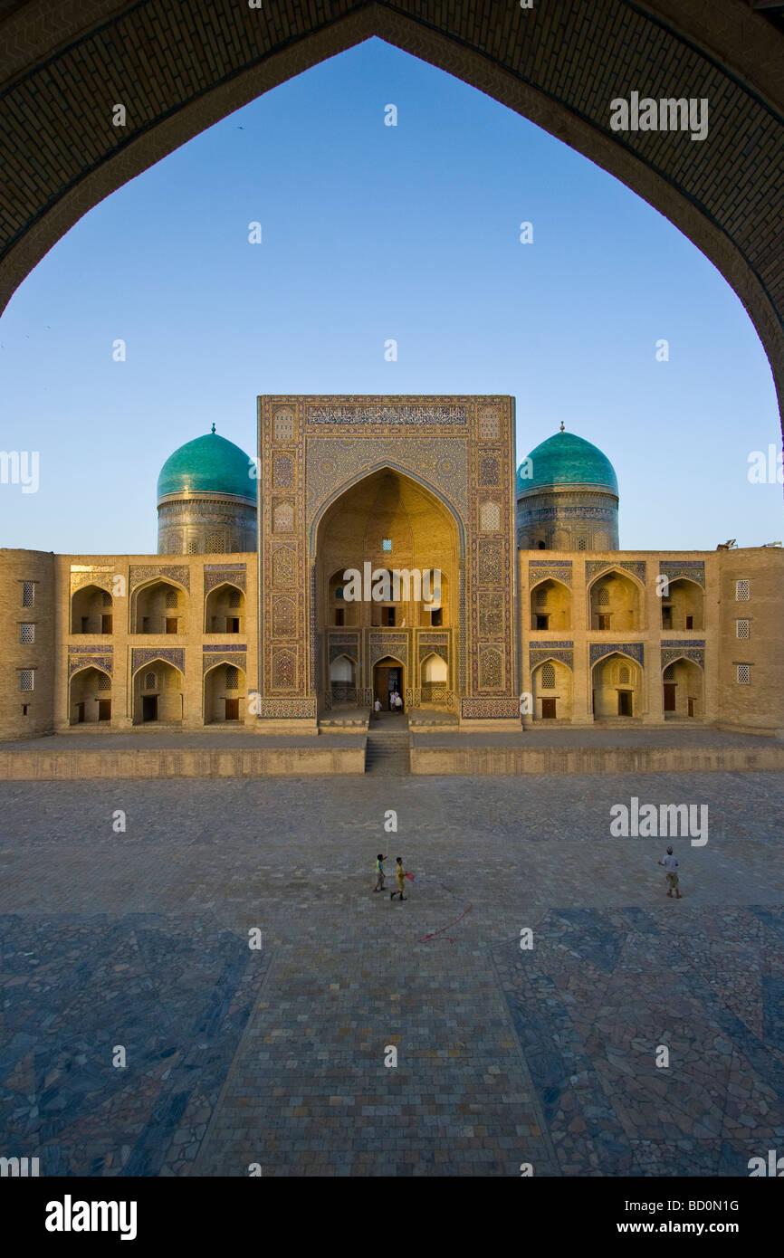 Mir mi Medrasa araba a Bukhara Uzbekistan Foto Stock