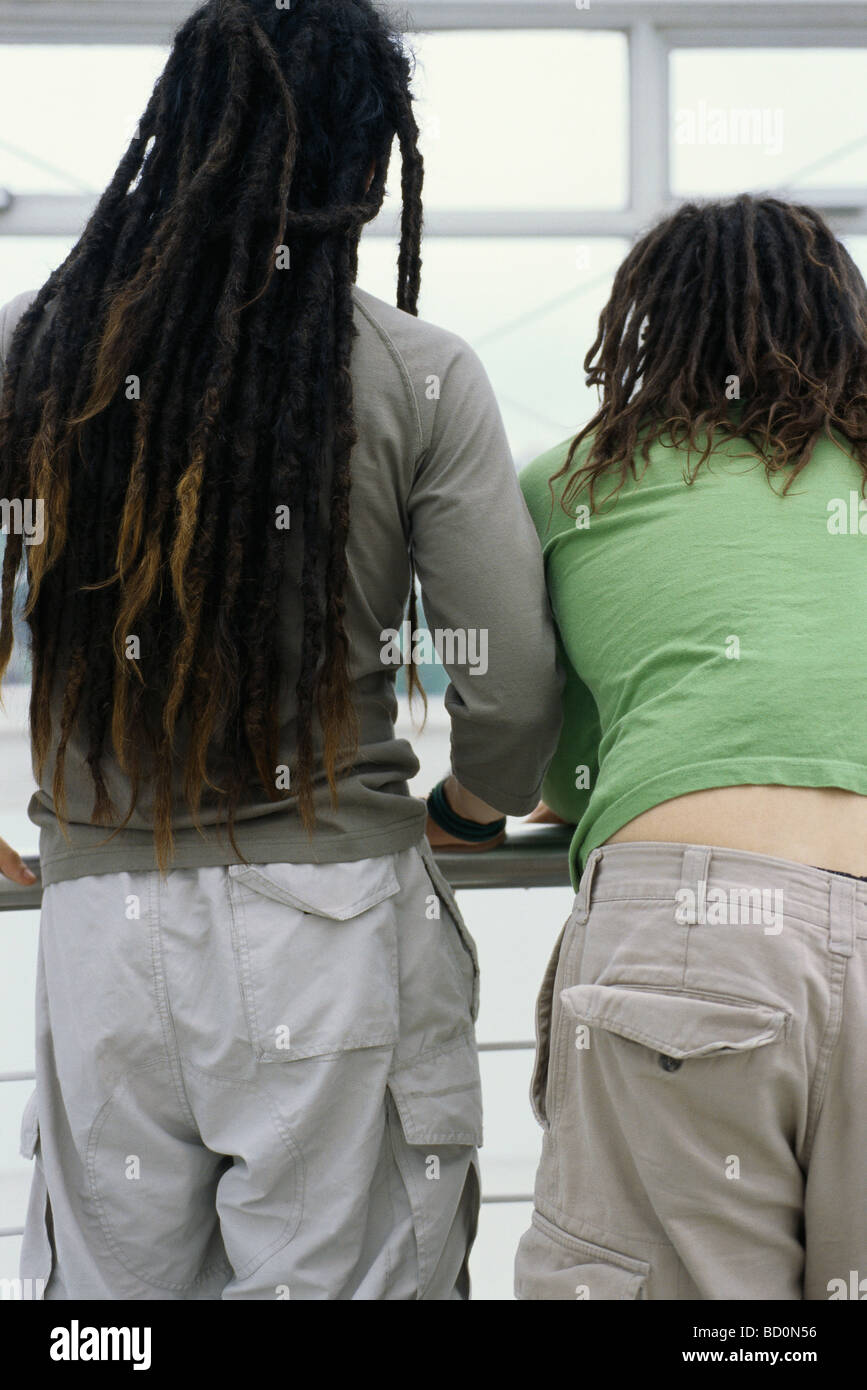 Amici con dreadlocks assieme, vista posteriore Foto Stock