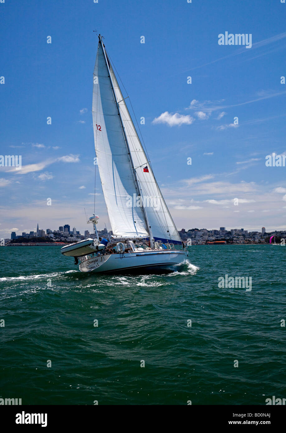 Sailing yacht sulla Baia di San Francisco, California, Stati Uniti d'America con city in background Foto Stock