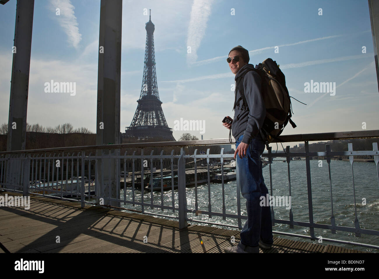 Uomo vicino a torre eiffel Foto Stock