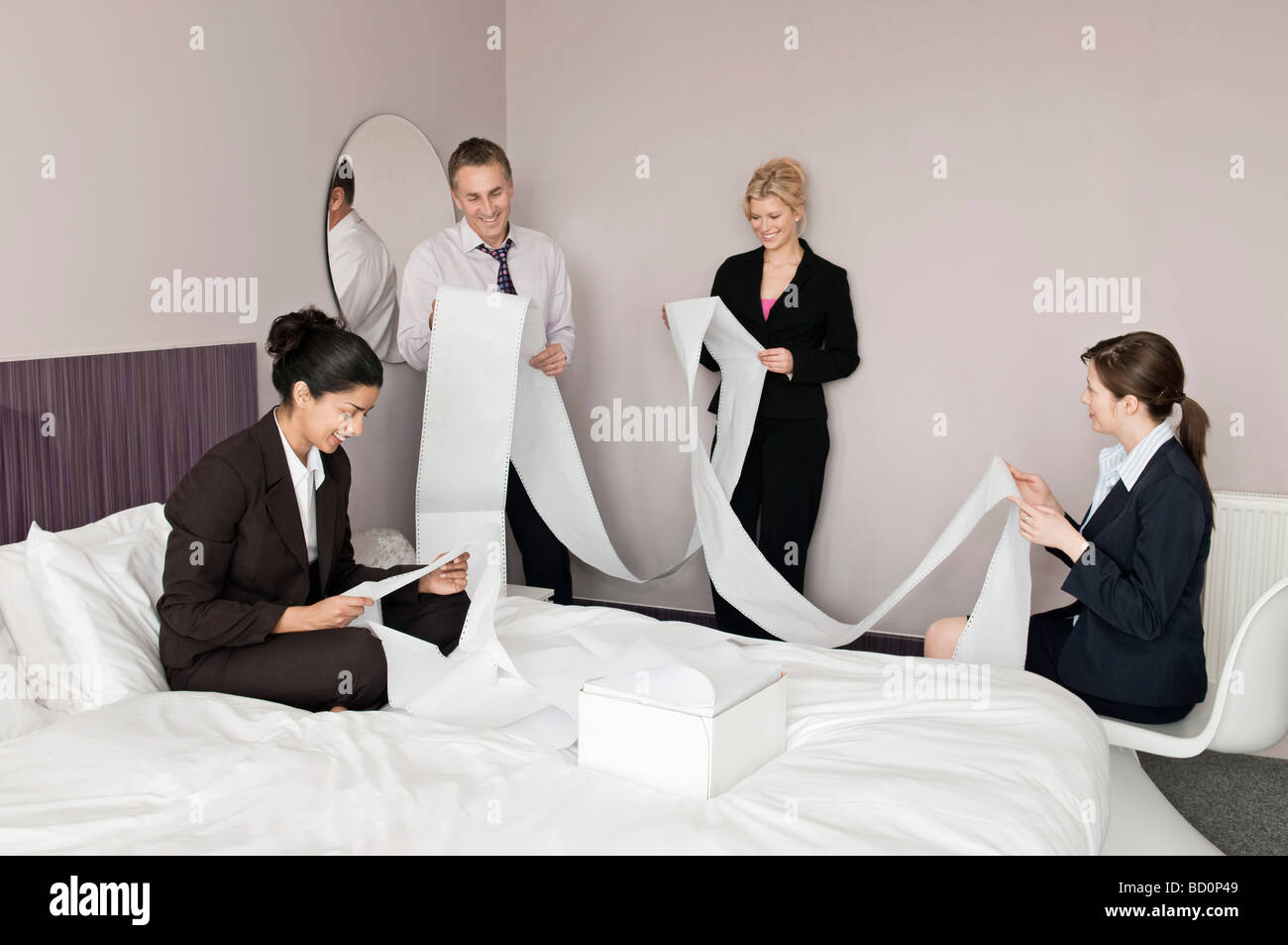 Un business 4 computer di leggere la carta Foto Stock