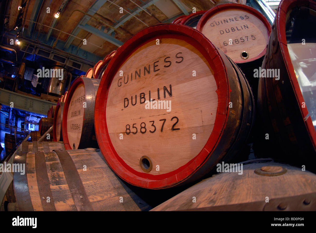Botti utilizzate per la memorizzazione di Guinness presso il magazzino del centro visitatori presso il St James Gate birreria Guinness a Dublino Irlanda Foto Stock