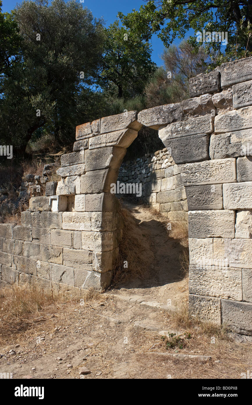 Un portale in greco mura di fortificazione di Apollonia, Albania. Foto Stock