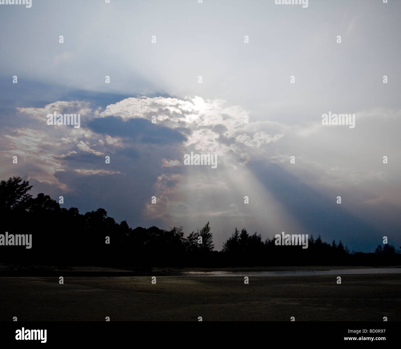 Raggi di sole che splende attraverso le nuvole sulla spiaggia di Cherating, Malaysia Foto Stock