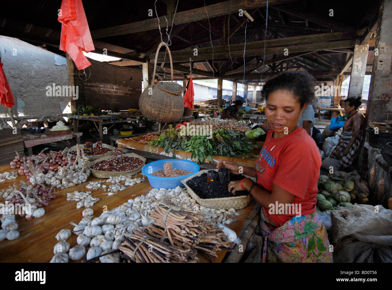 Donna fornitore nel mercato in Vikeke Timor Orientale Foto Stock