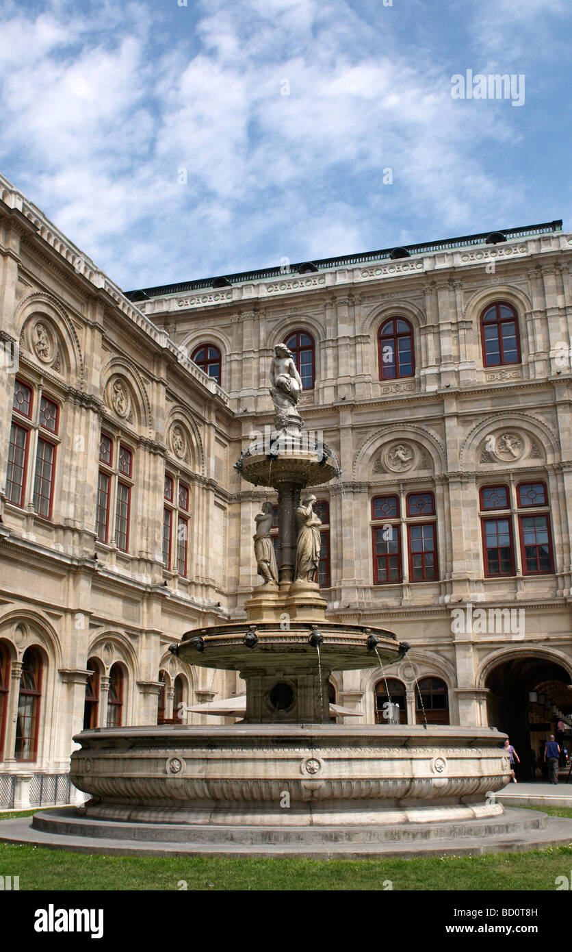 La fontana sul lato destro Opera di Stato di Vienna Foto Stock