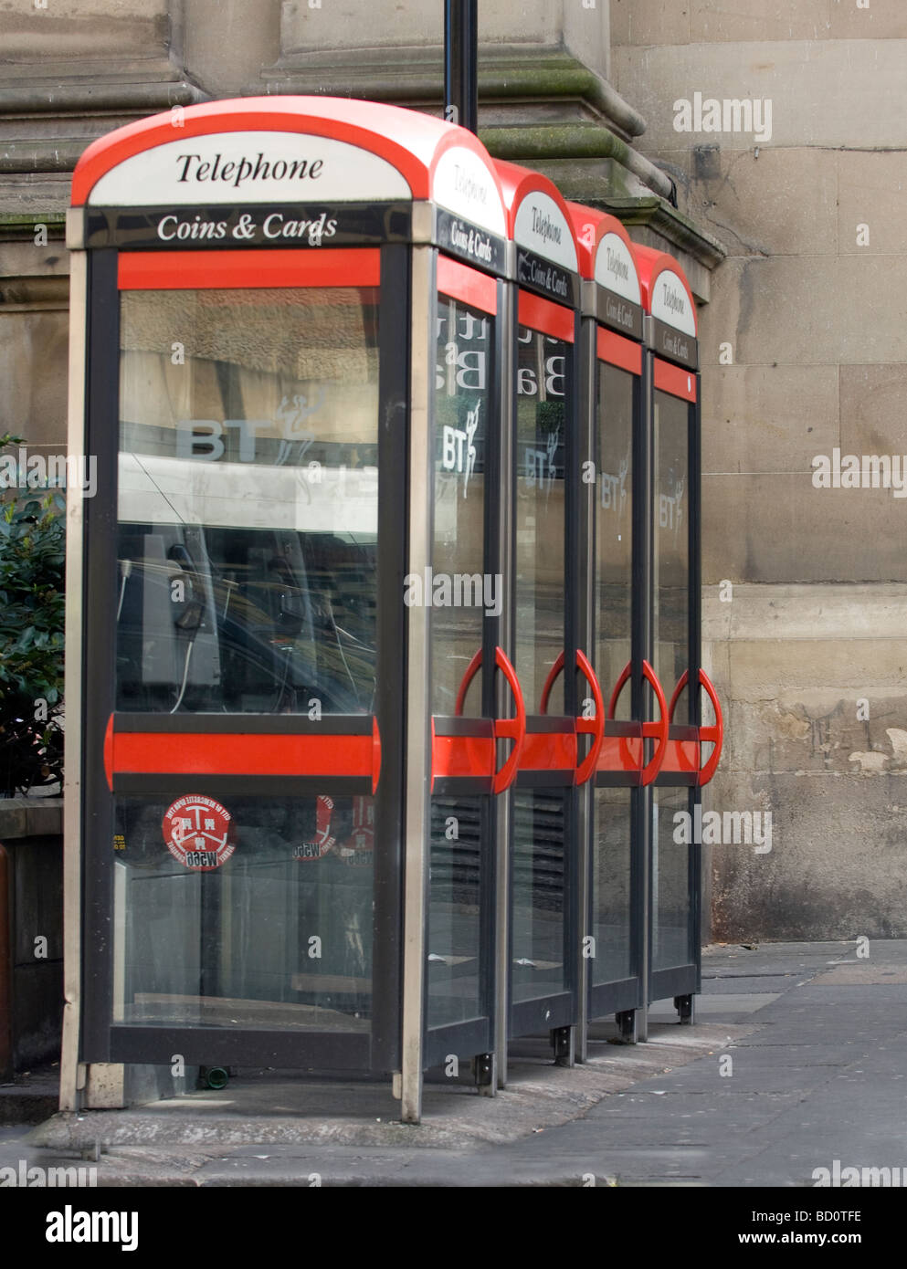 Telefono pubblico chioschi fuori Newcastle Central Railway Station, Newcastle, Inghilterra, Regno Unito. Foto Stock