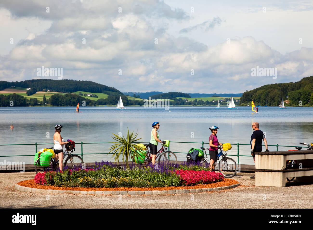 Un gruppo di ciclisti su una vacanza in appoggio al lago Matsee Viewpoint, Salzkammergut, Austria, Europa in estate Foto Stock