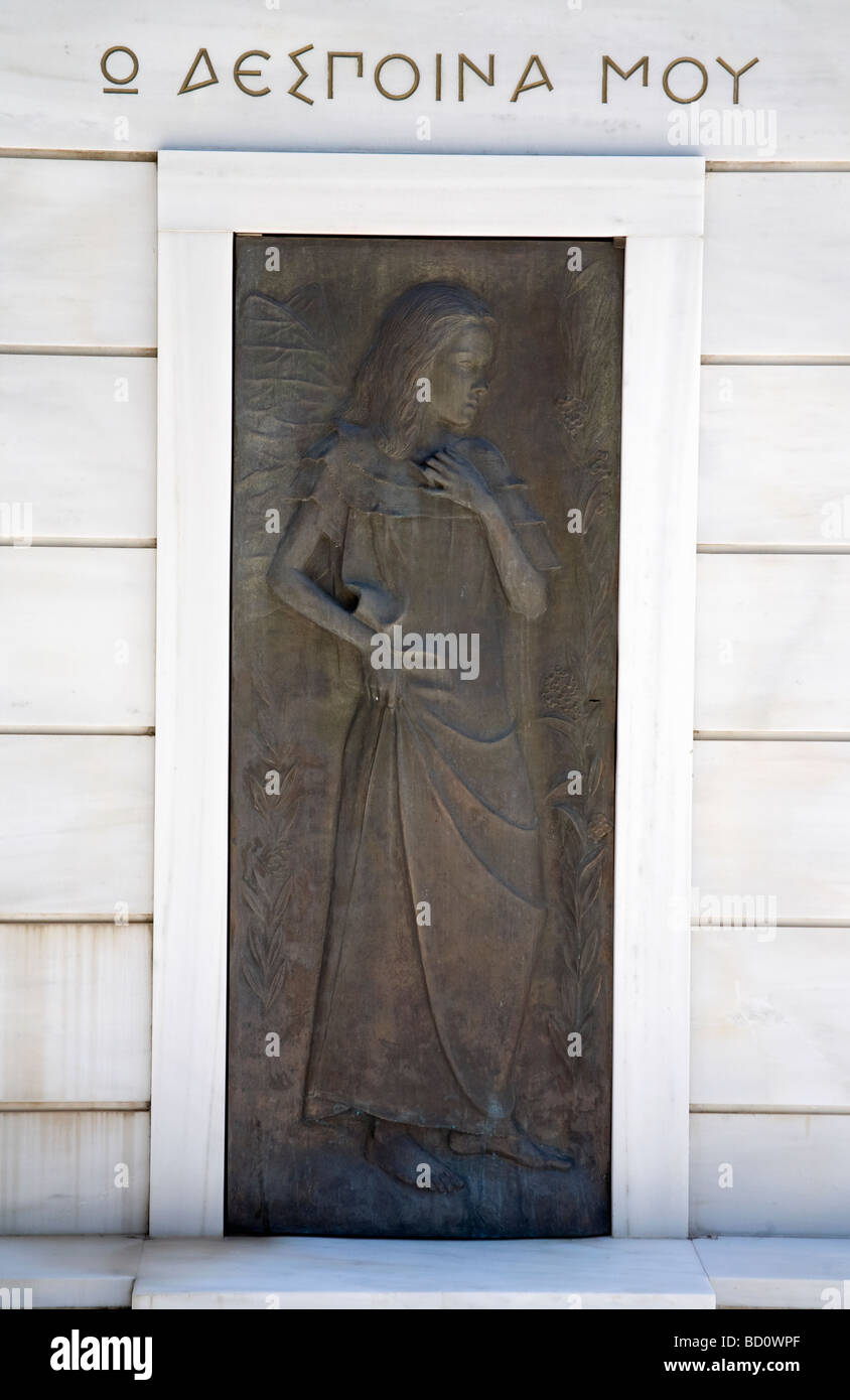 Una tomba ad Atene il primo cimitero con una lapide raffigurante una giovane donna, Atene, Grecia Foto Stock
