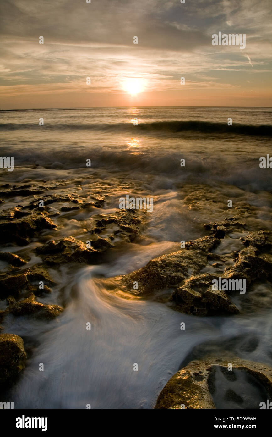Tramonto sulla spiaggia Bingin, Bali, Indonesia Foto Stock