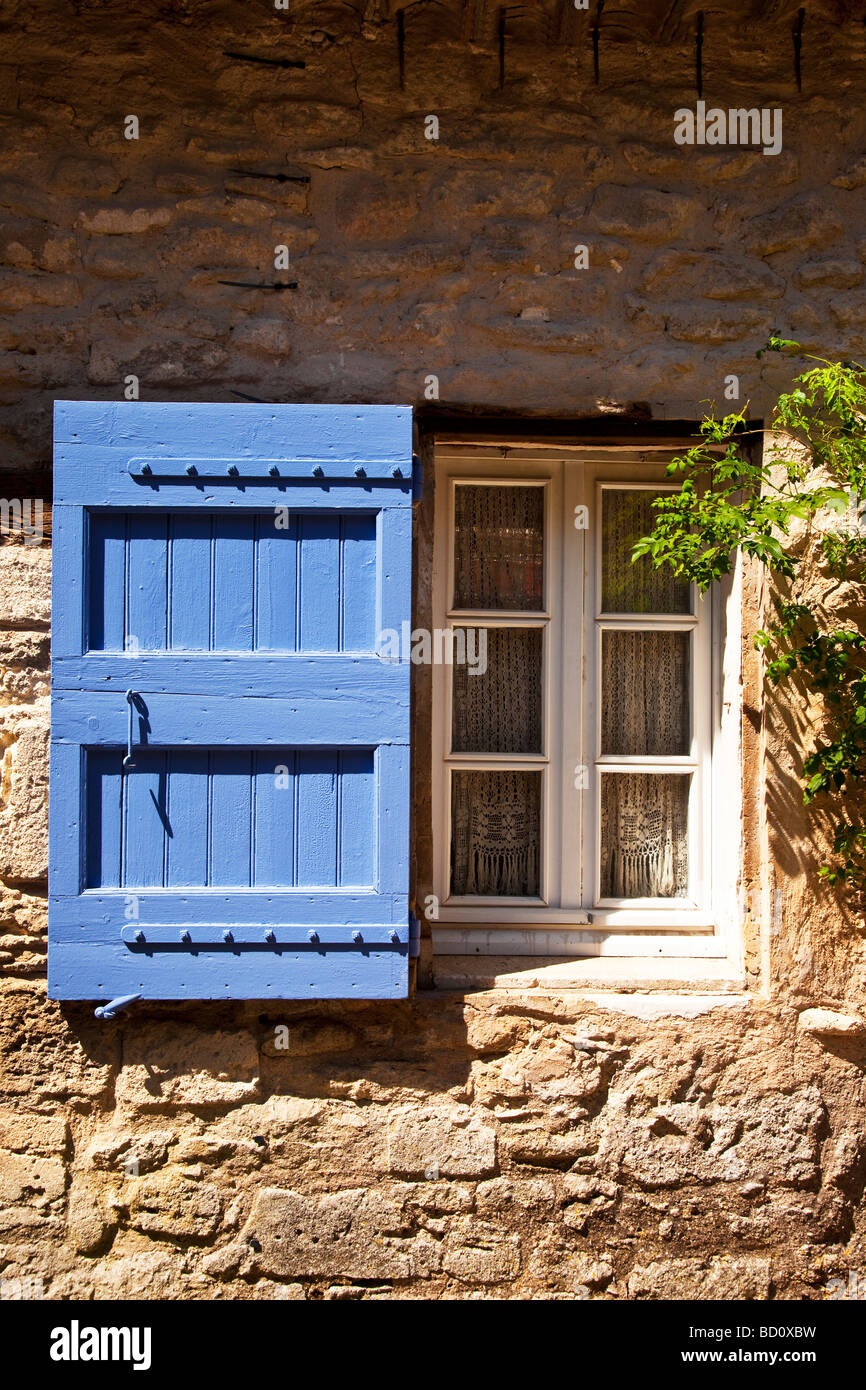 Finestra blu con otturatore in Bonnieux, Provenza Francia Foto Stock