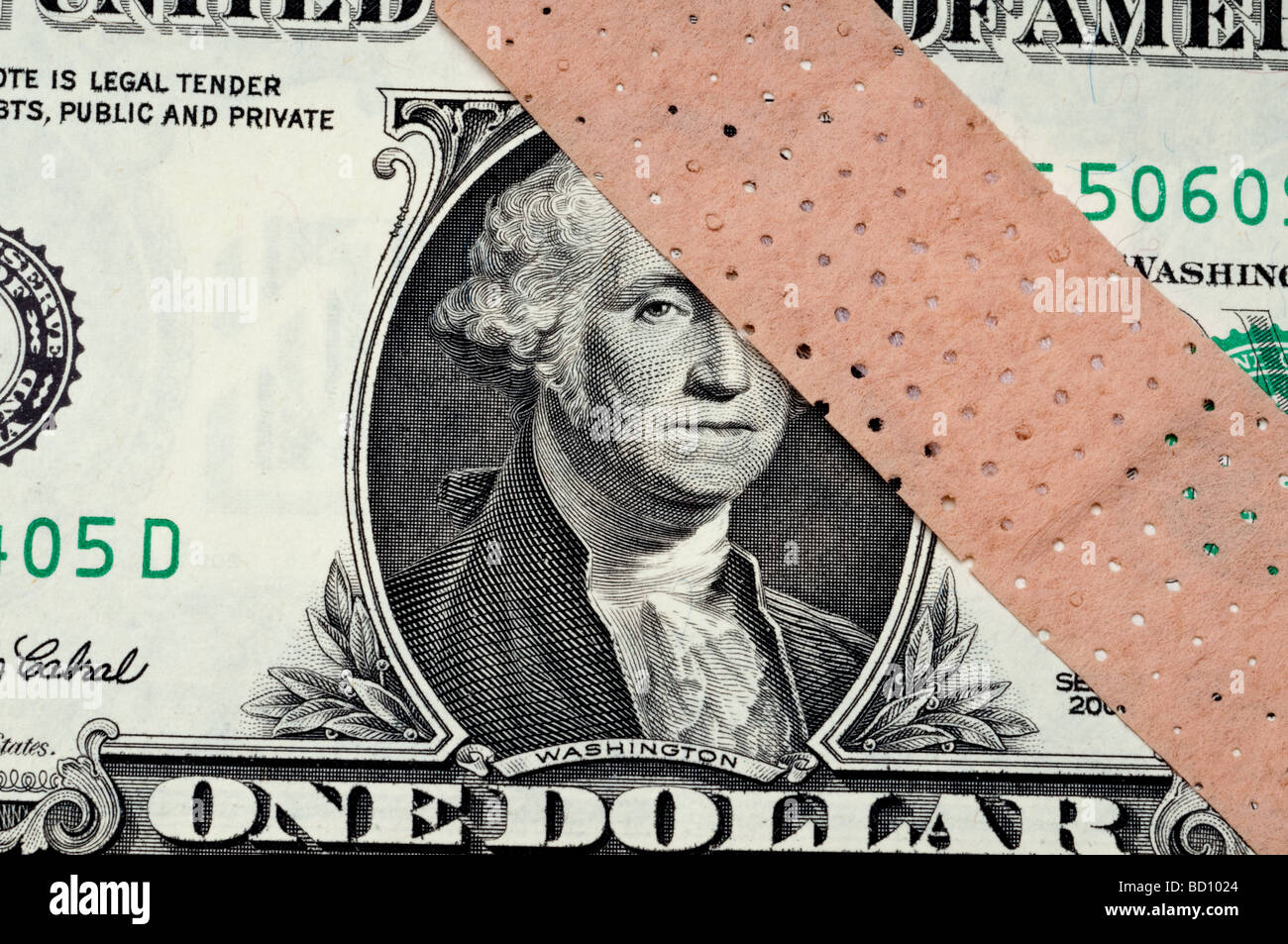Il denaro americano con un bendaggio adesivo una cattiva economia Foto Stock