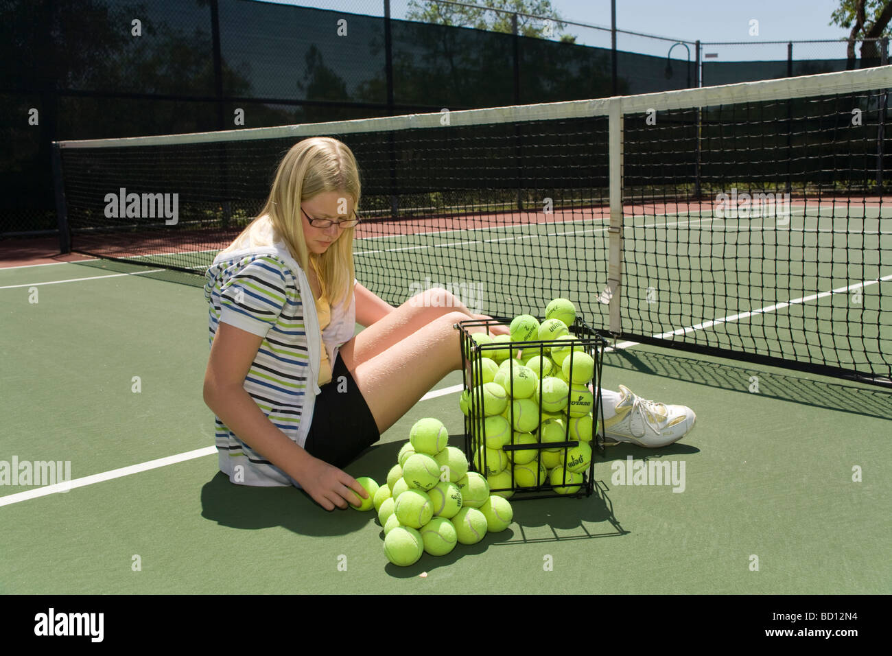 California Stati Uniti 11-12 anni vecchio sesto grado ragazza 10-11 anni la costruzione di una piramide di sfere a forma di tetraedro.math problema compiti Foto Stock