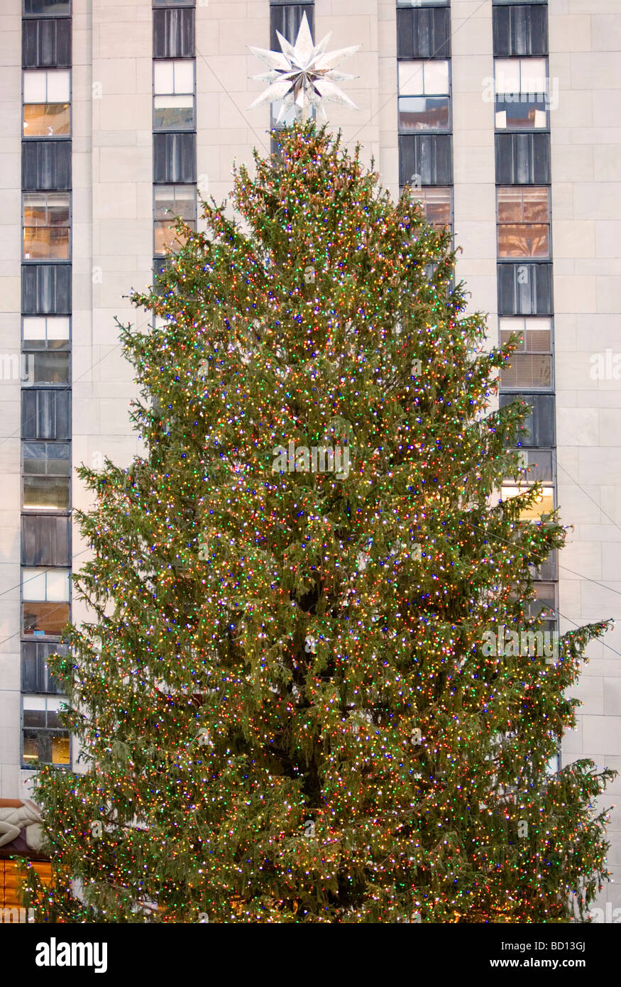 L'albero di Natale al Rockefeller Center durante la giornata. Foto Stock