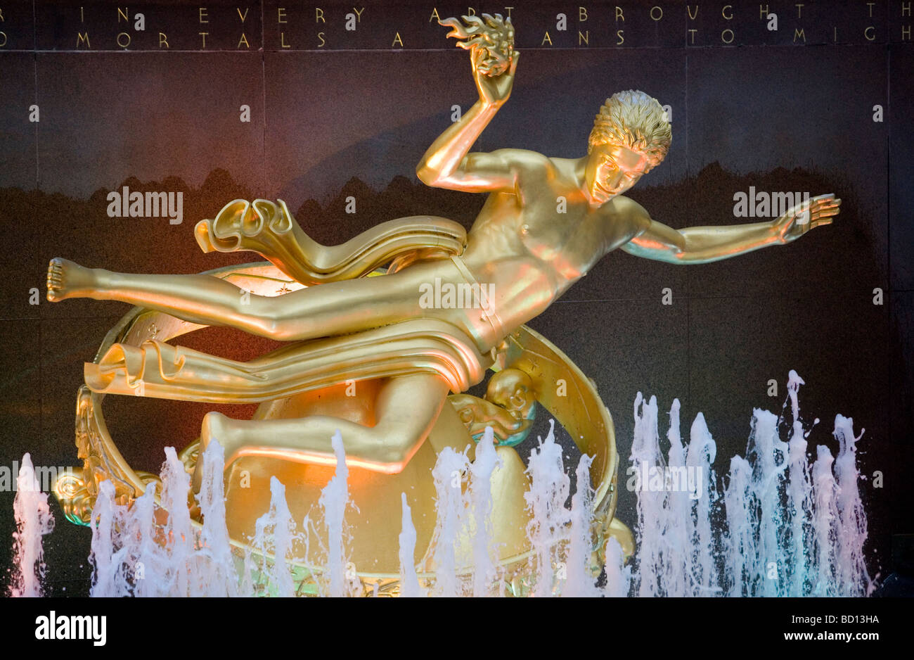 Statua di Prometeo al Rockefeller Center il pattinaggio su ghiaccio Foto Stock