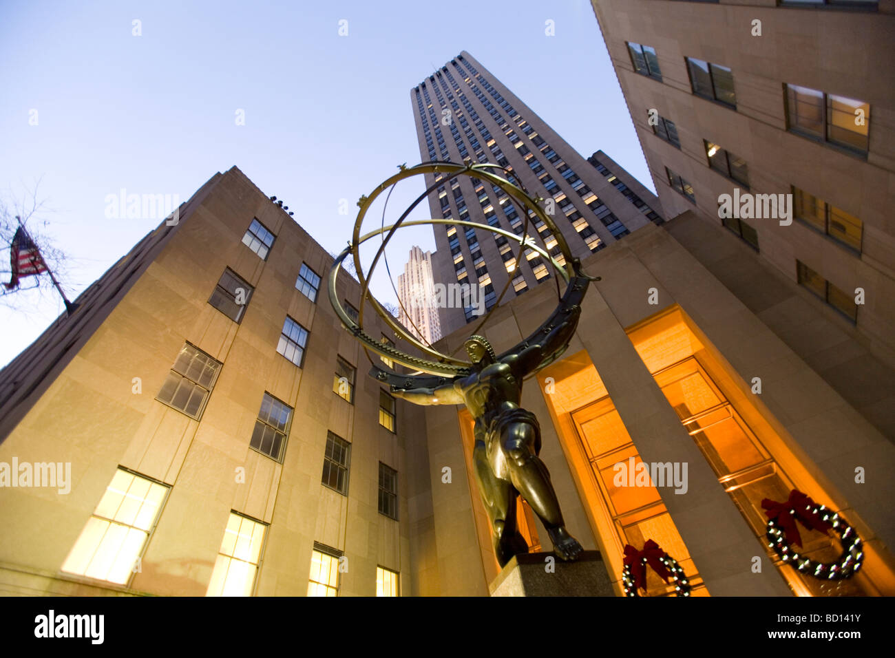 Una vista serale della Atlas statua al Rockefeller Center di New York City New York Foto Stock