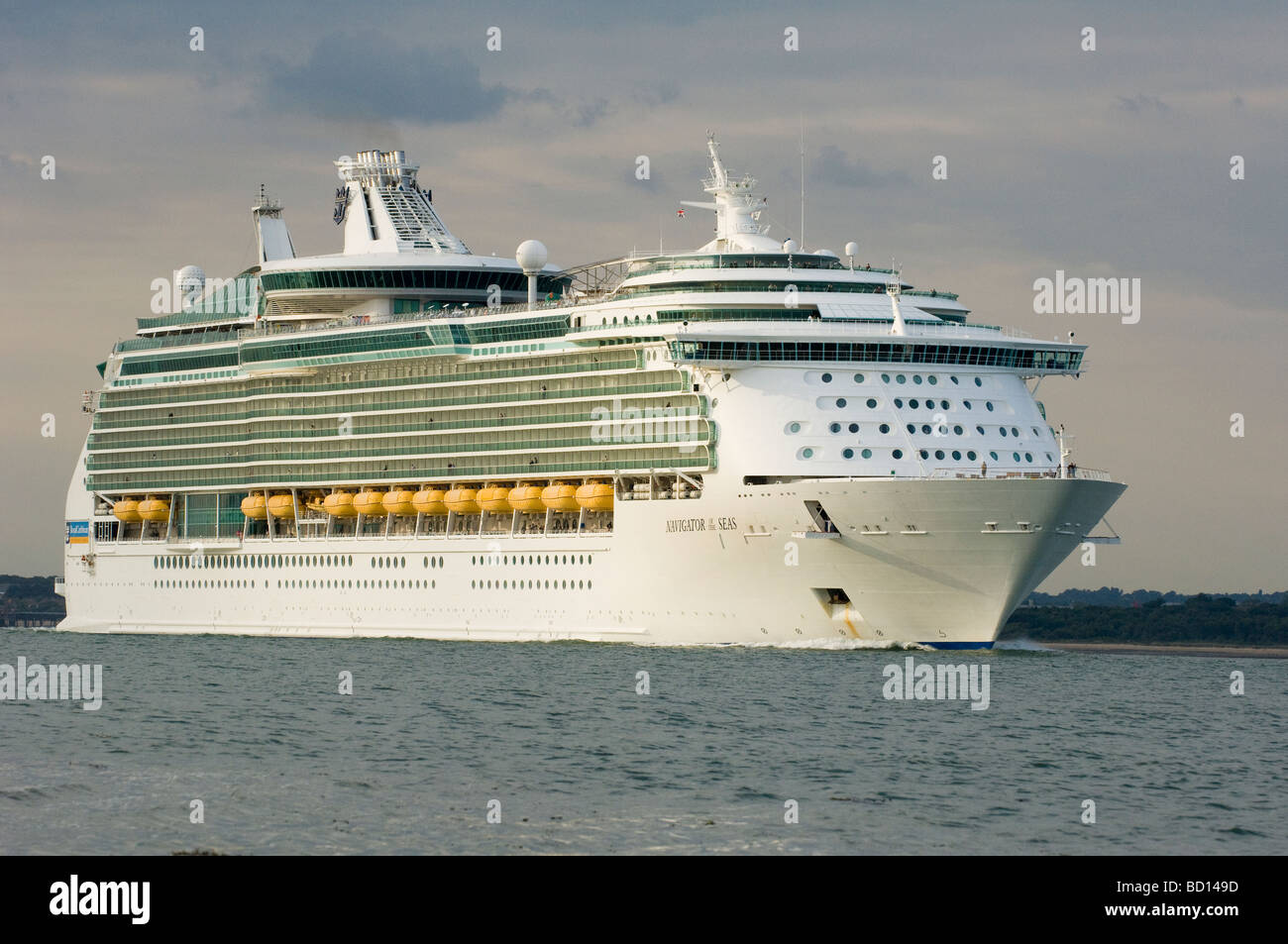 Royal Caribbean Cruise Liner Navigatore dei mari, acqua di Southampton, Hampshire, Inghilterra, Regno Unito Foto Stock