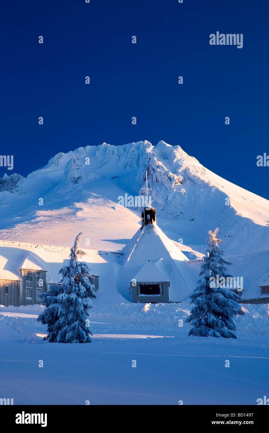 Timberline Lodge e Mt cappa con ski run dopo forti nuova neve Oregon Foto Stock