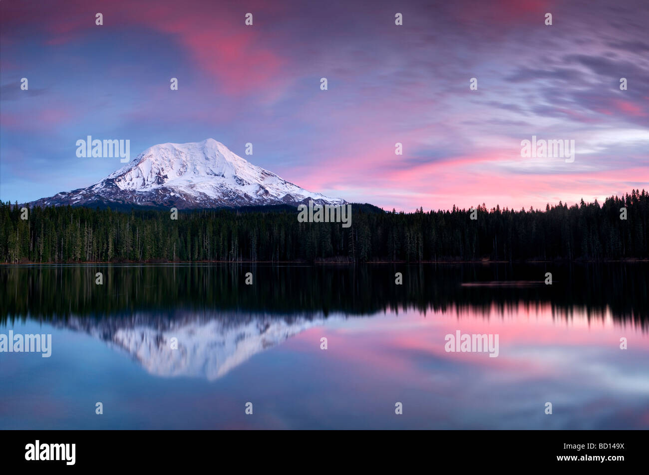 Tramonto con riflessione nel lago Takhlakh e Mt Adams Washington Foto Stock