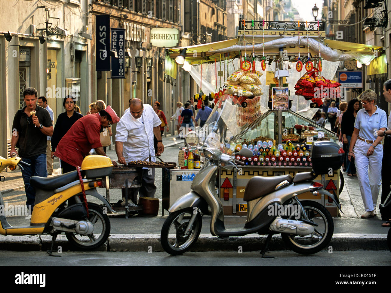 Chestnut tostatore, snack stand, Via Borgognona, Roma, Lazio, l'Italia, Europa Foto Stock