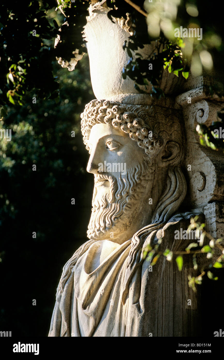 La scultura al cancello per il Viale dei dovuti sarcofaghi, parco di Villa Borghese, Roma, Lazio, l'Italia, Europa Foto Stock