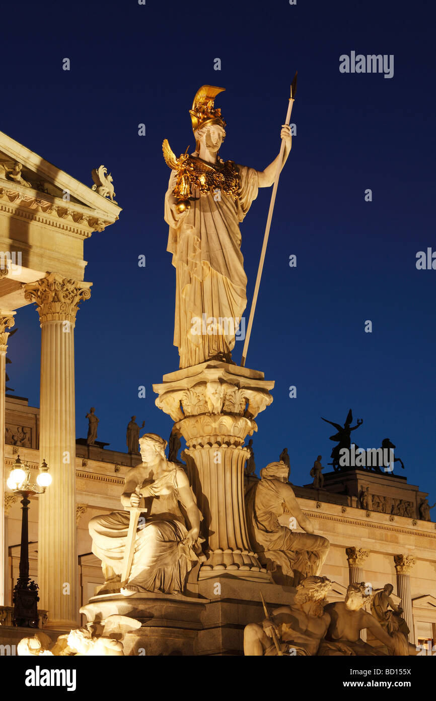 Pallade Atena statua che si trova nella parte anteriore del Parlament europeo, Vienna, Austria, Europa Foto Stock