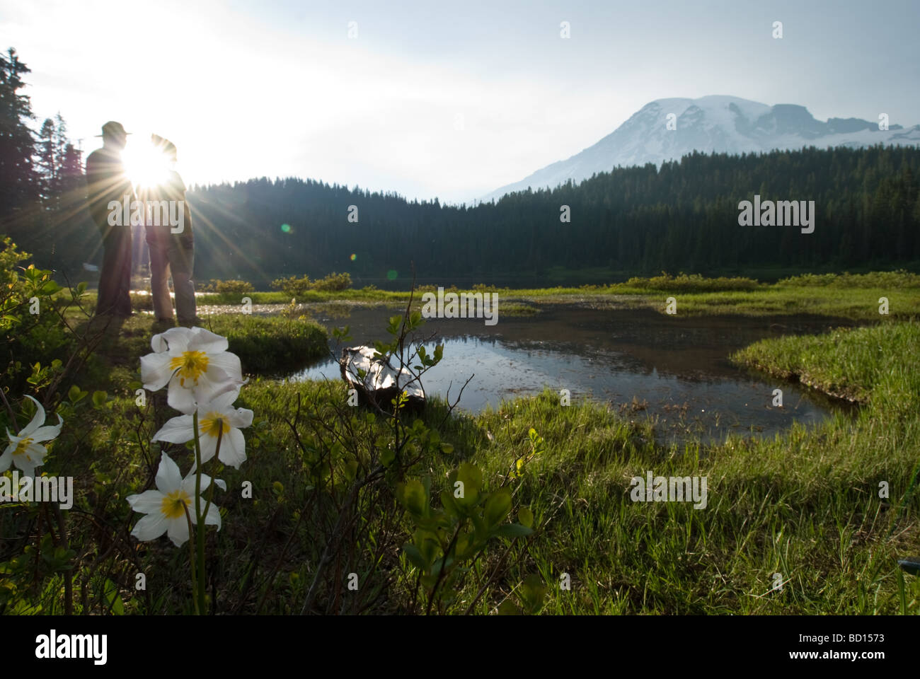 Un paio di godersi il tramonto a Mt. Rainier la riflessione del lago. Foto Stock