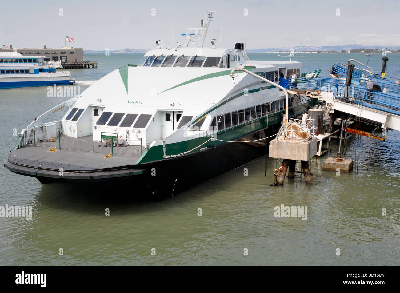 Moderno catamarano traghetto si prepara per i passeggeri di imbarco Foto Stock