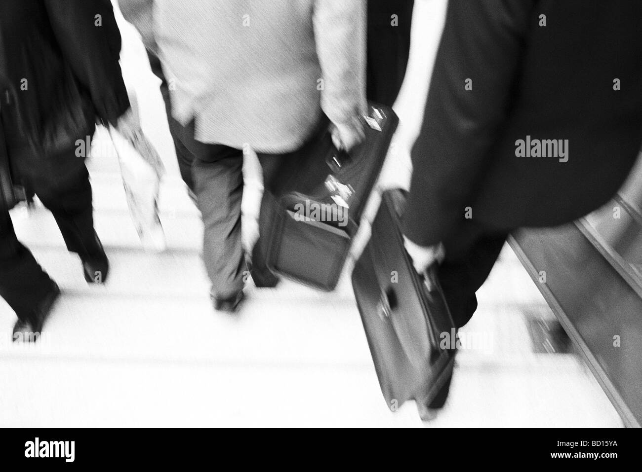 I professionisti aziendali con valigette di discesa delle scale Foto Stock