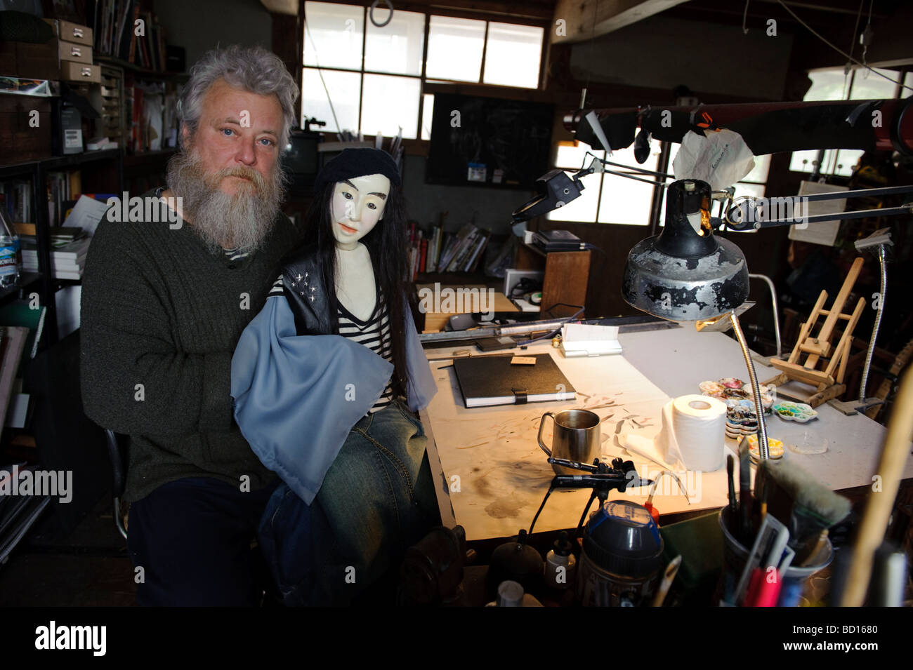 Johnny Galles un illustratore e creatore di marionette, Sado island Niigata Giappone, 5 aprile 2009. Foto Stock