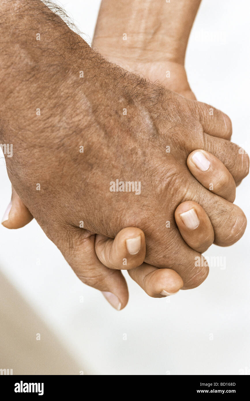 Giovane Holding Hands, vista ritagliata Foto Stock