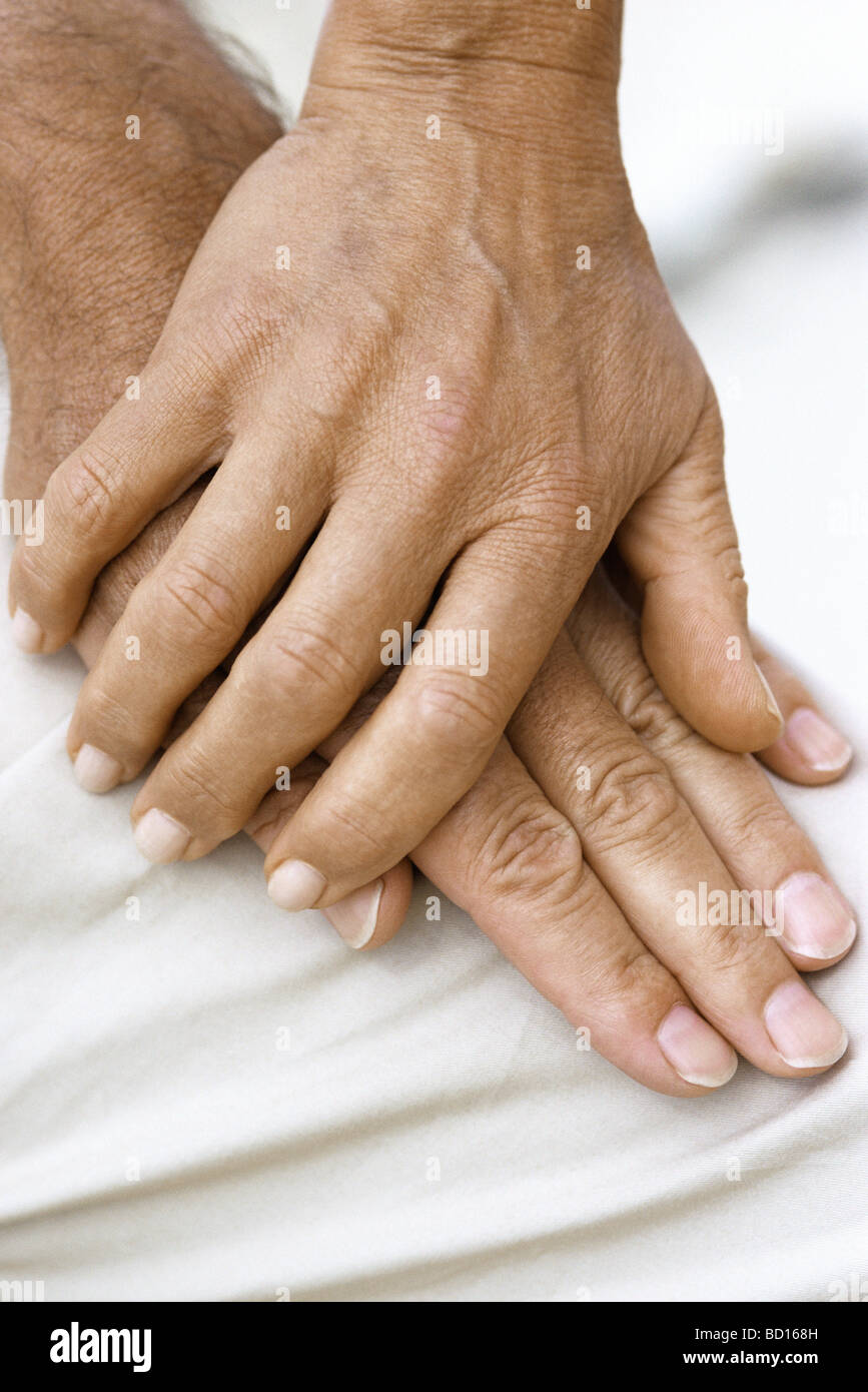 Donna di mano in appoggio sulla parte superiore della mano d'uomo, close-up Foto Stock