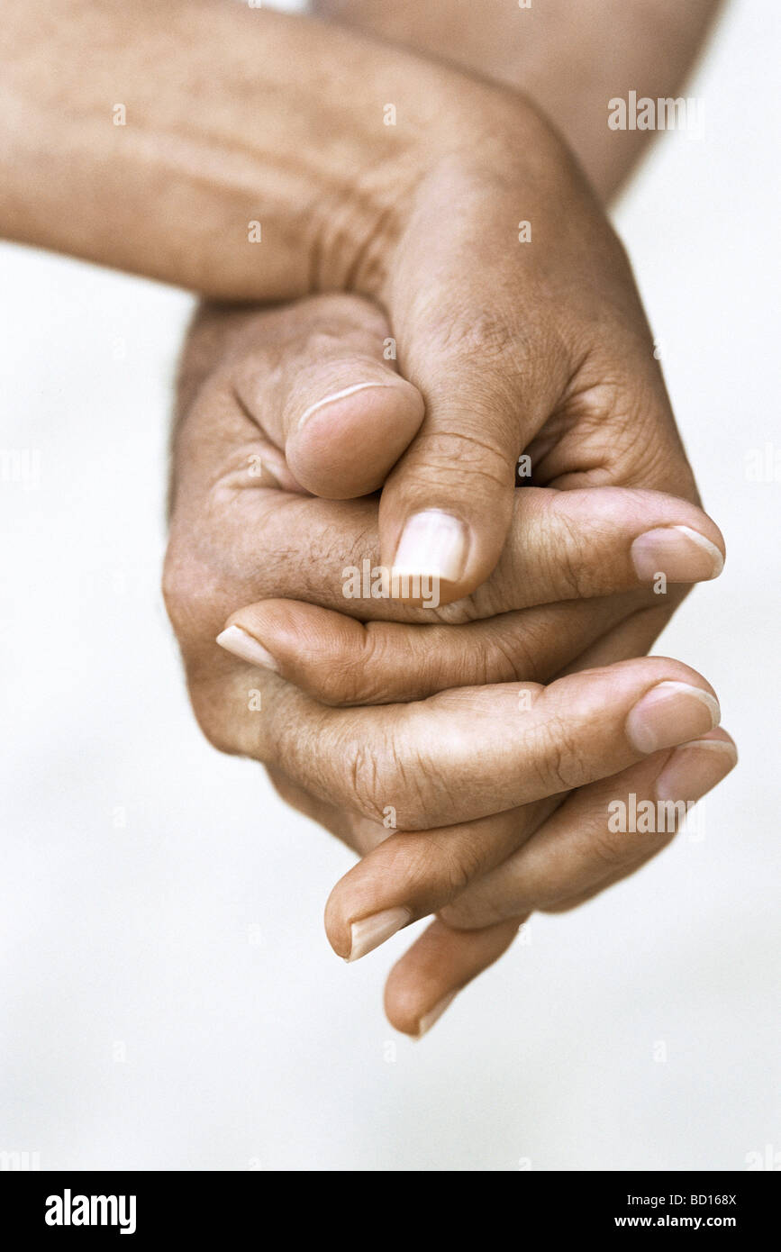 Giovane Holding Hands, vista ritagliata Foto Stock