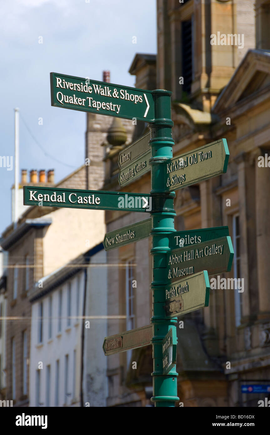 Informazioni turistiche cartello fuori Kendal town hall Cumbria Inghilterra England Regno Unito Regno Unito GB Gran Bretagna Foto Stock