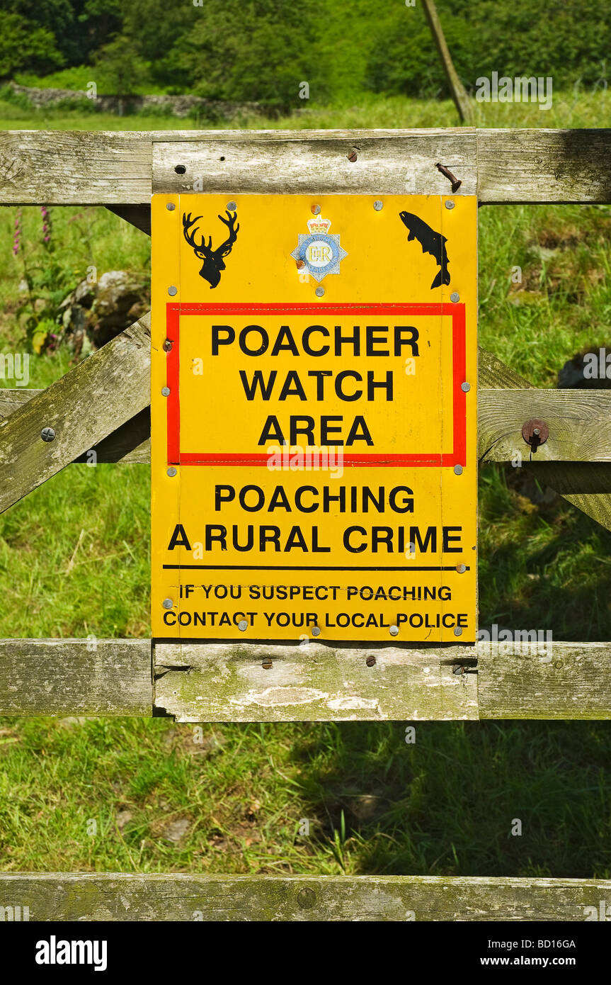 Poacher segno di avvertimento di crimine rurale da vicino attaccato al legno Gate Cumbria Lake District National Park Inghilterra Regno Unito GB Gran Bretagna Foto Stock