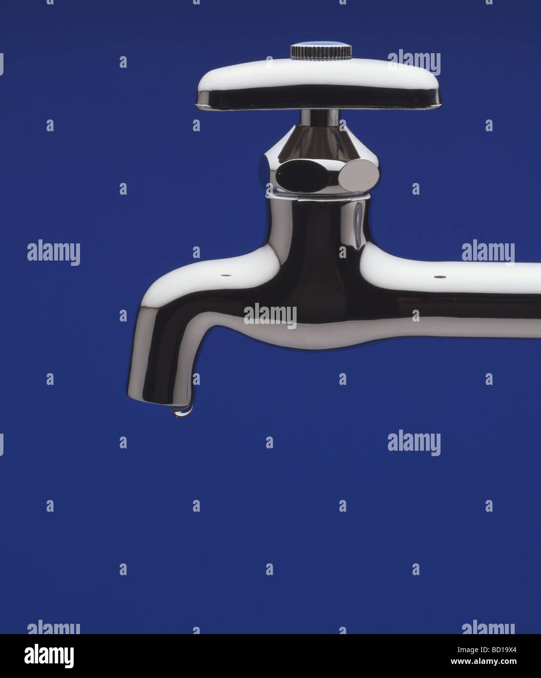 Chiudere il rubinetto su sfondo blu Foto Stock