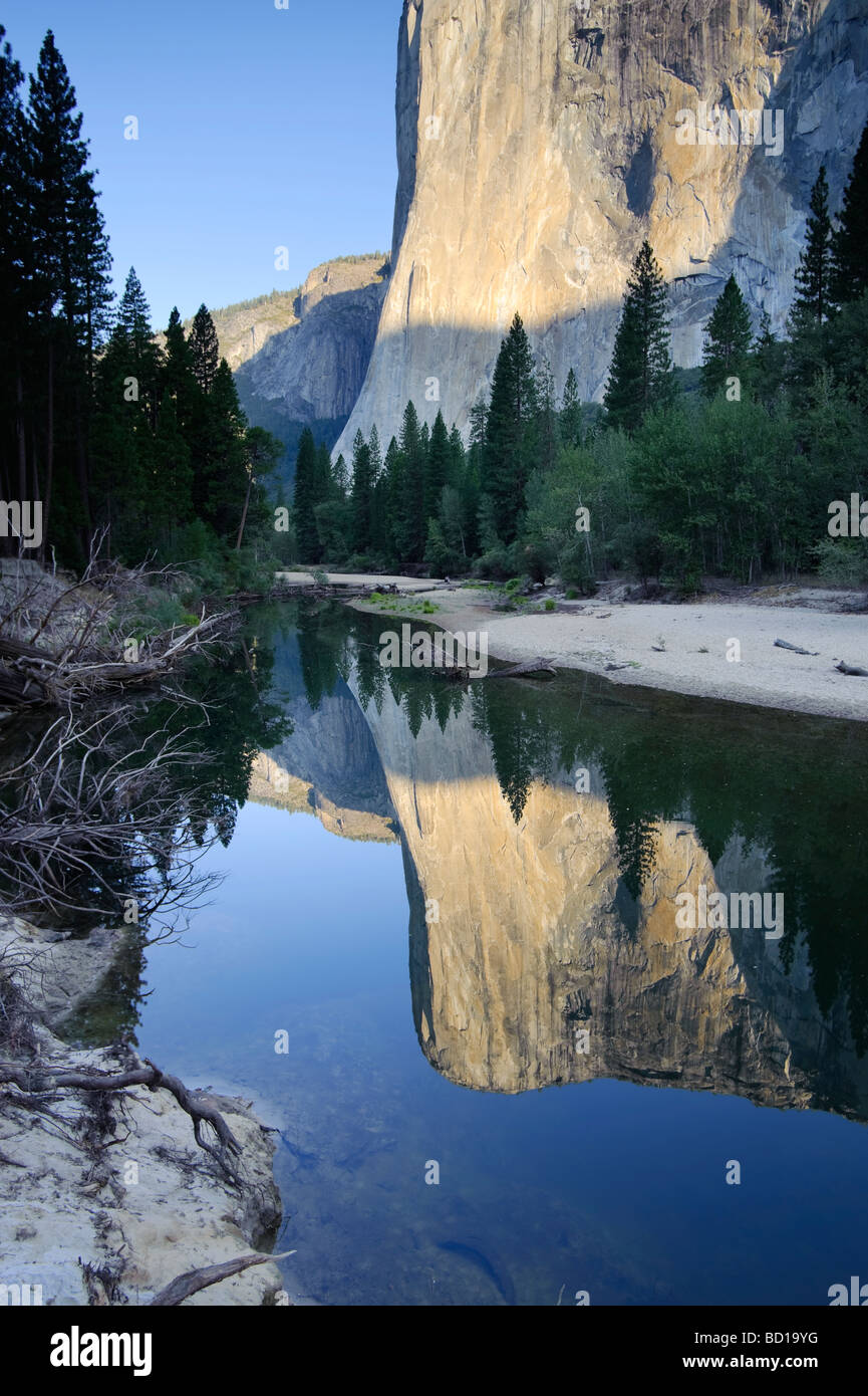 Stati Uniti d'America California Yosemite National Park Fiume Merced Cathedral Beach e El Capitan Foto Stock