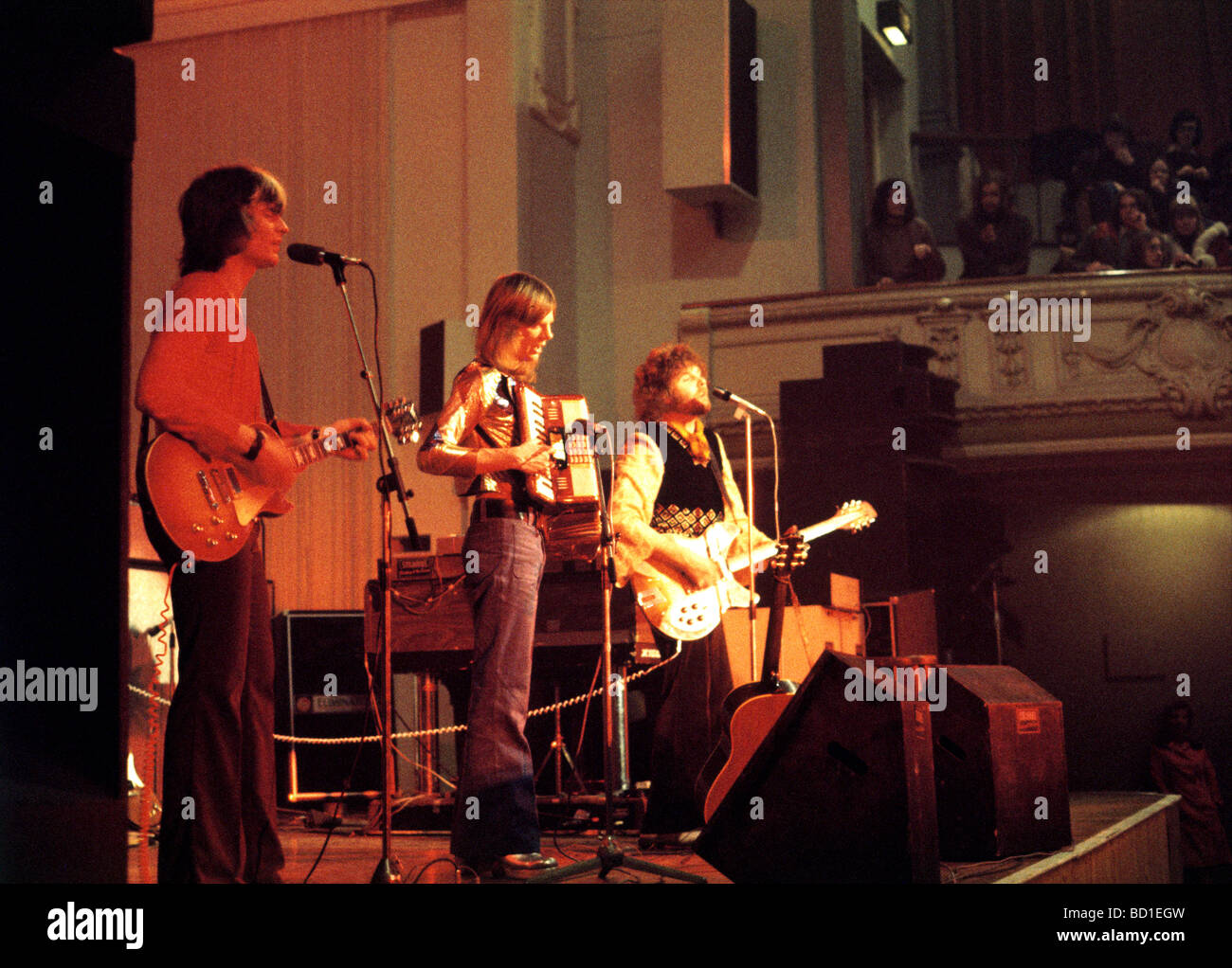 STRAWBS - REGNO UNITO/folk rock group nel 1973 con Dave cugini a destra e blu centro tessitore sulla fisarmonica Foto Stock