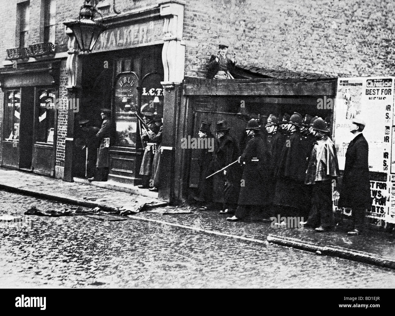 WINSTON CHURCHILL come Home Secretary all'assedio di Sidney Street nella zona est di Londra il 3 gennaio 1911. Egli è al centro sinistra in top hat Foto Stock