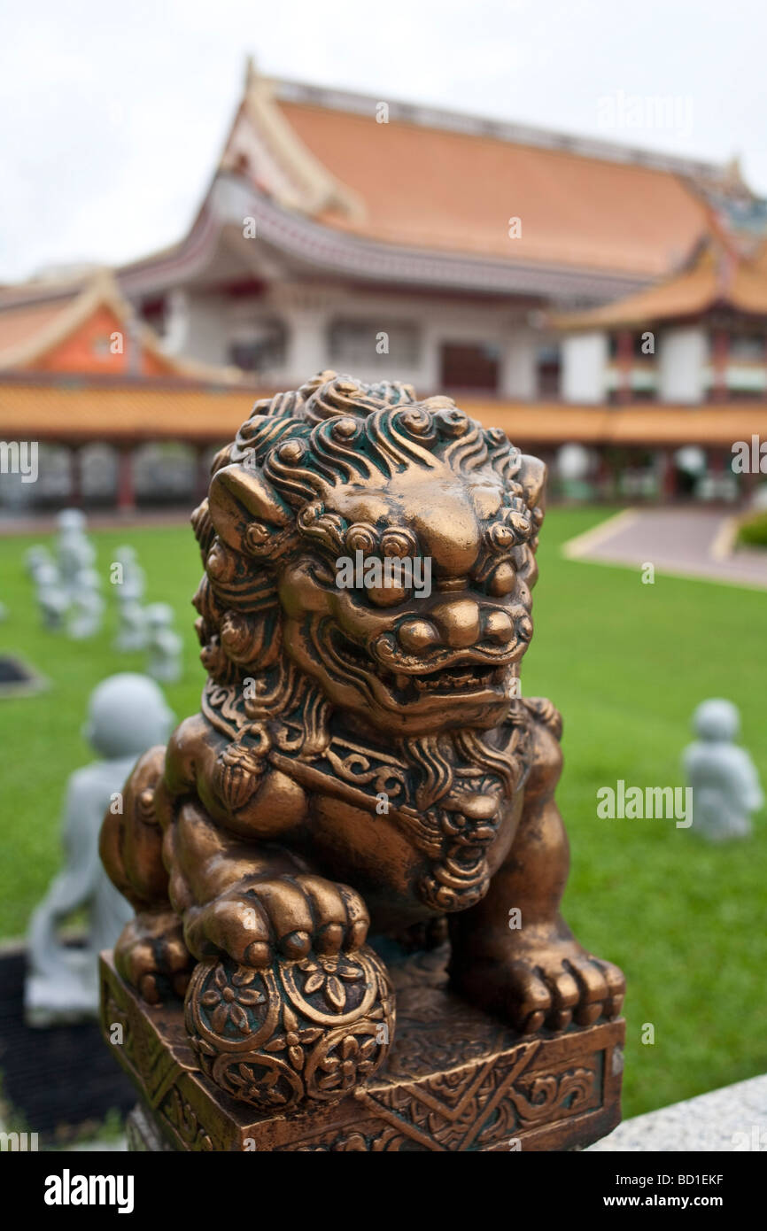 Statua del drago di tempio buddista singapore Foto Stock