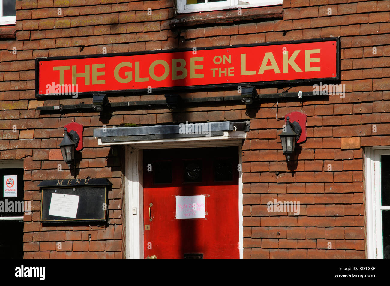 Pub chiuso con avviso sulla porta anteriore in Alresford Hampshire England Regno Unito Foto Stock