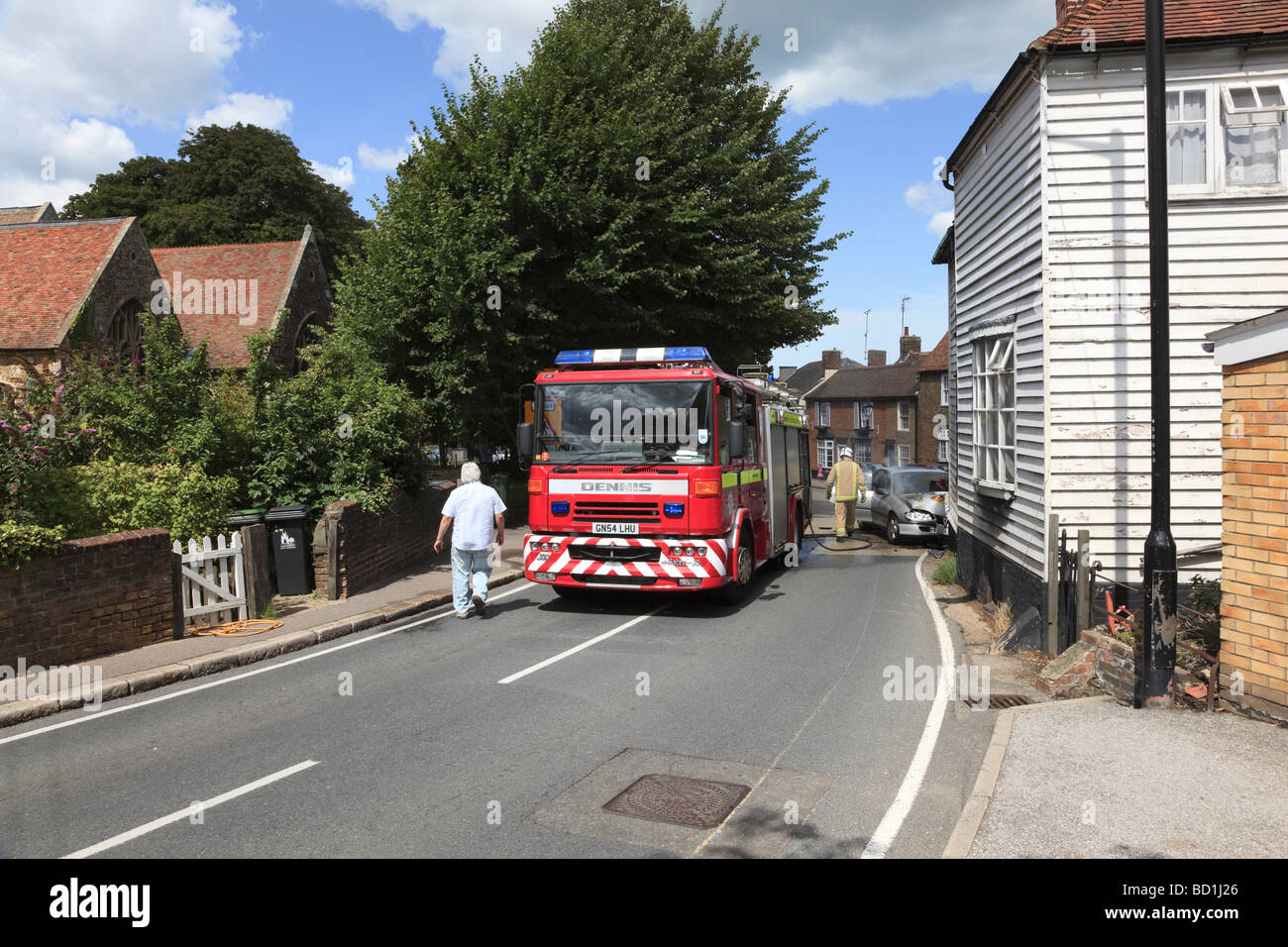 I vigili del fuoco del Kent Fire e servizio di soccorso trattare con una macchina fuoco nel villaggio di Herne sulla A291 Kent REGNO UNITO Foto Stock