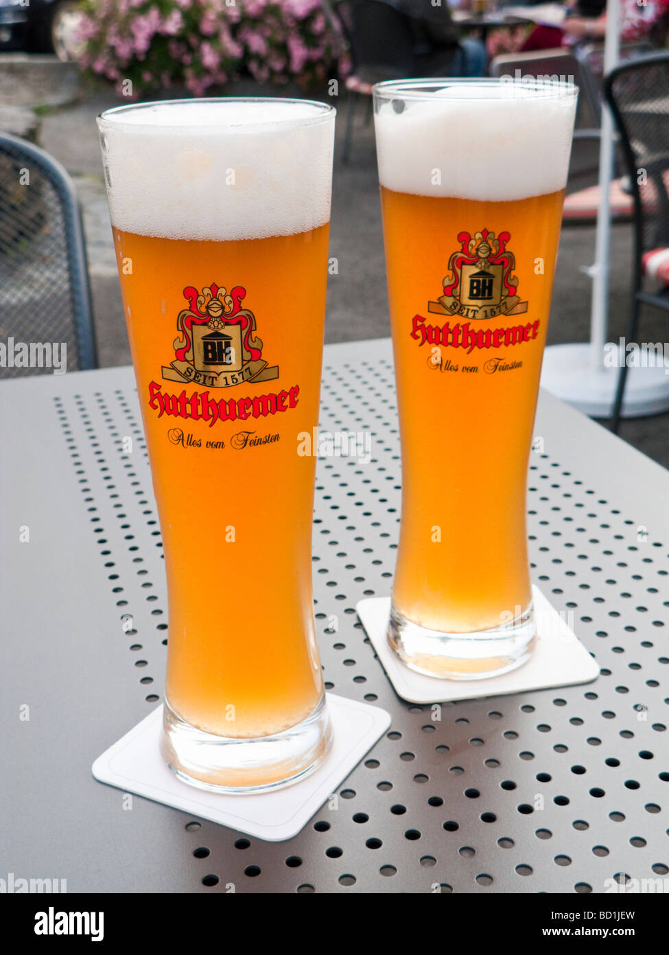 La birra tedesca, Weissbier, nelle tradizionali bicchieri alti sul tavolo in giardino della birra, Germania Foto Stock