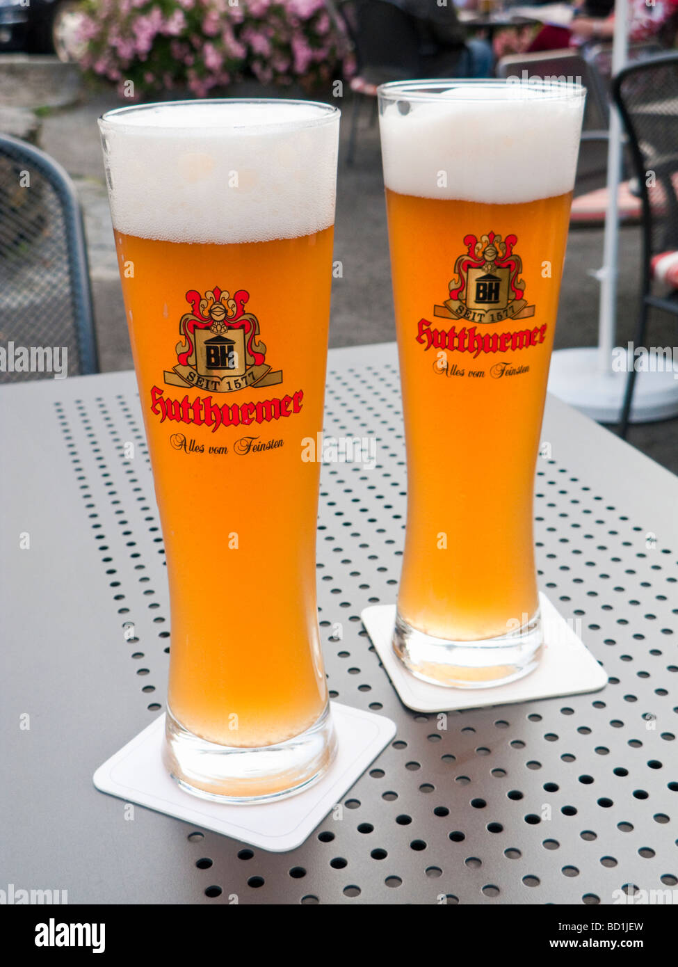 La birra tedesca, Weissbier, nelle tradizionali bicchieri alti sul tavolo  in giardino della birra, Germania Foto stock - Alamy