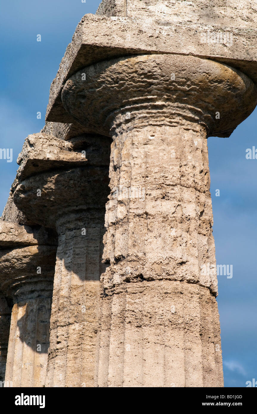 Il Dorico 'pillow capitali " del tempio di Cerere a Paestum, Italia. Foto Stock