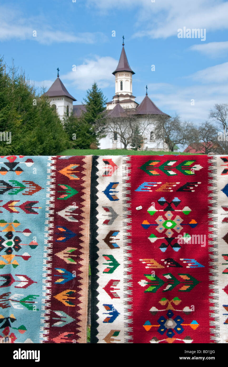Rumeno tessuta a mano lana tappeti folk per la vendita dal locale di tessitori di contadini nei pressi di umorismo dipinta nel monastero di Bucovina Foto Stock
